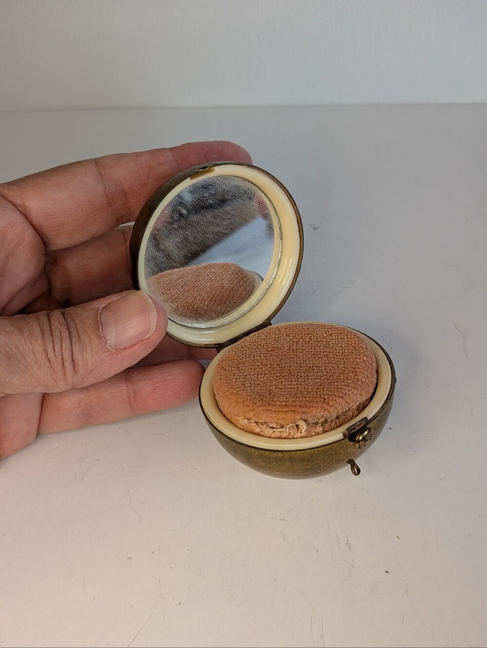 Vintage Wadsworth Parker Pen Spherical Ball Orb Powder Vanity Compact